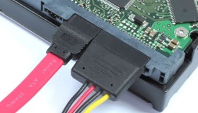 什么是 SATA？什么是 SAS？它们之间有什么区别？